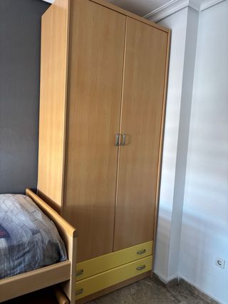 Dormitorio completo de madera