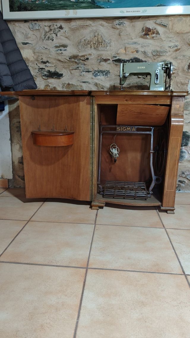 Maquina de coser antigua con Mueble de madera