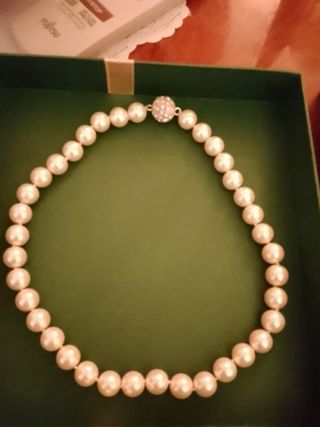 Collar de perlas con cierre plateado