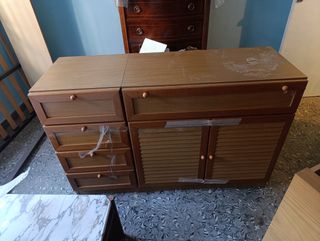 Cómoda de madera con cajones