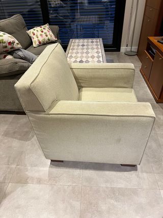 Sillón de tela beige