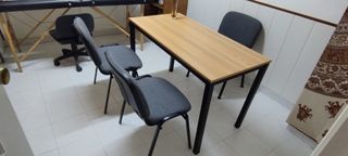 Mesa de escritorio con 3 sillas