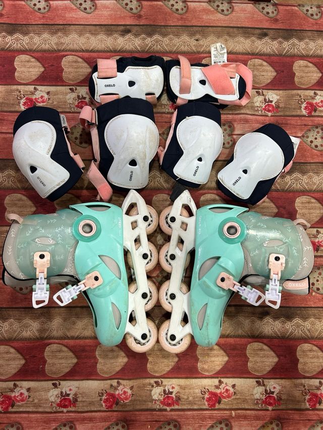 dos parejas de Patines Oxelo con sus protecciones