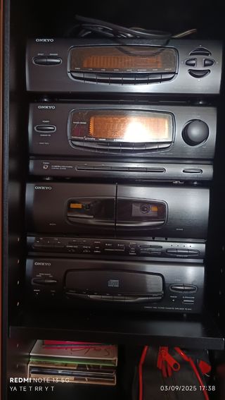 Equipo de música Onkyo con altavoces y mueble