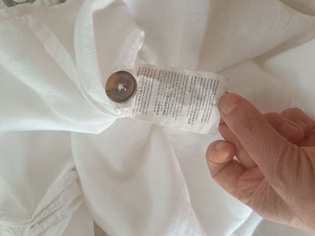 Vestido blanco bordado con botones