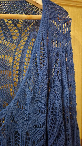 Jersey de punto azul calado