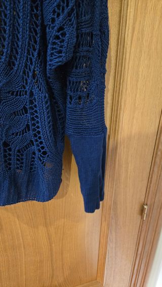 Jersey de punto azul calado