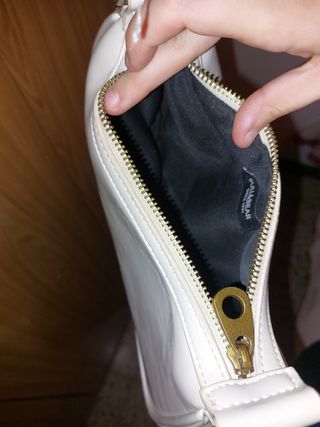 Bolso blanco moderno con cremallera dorada