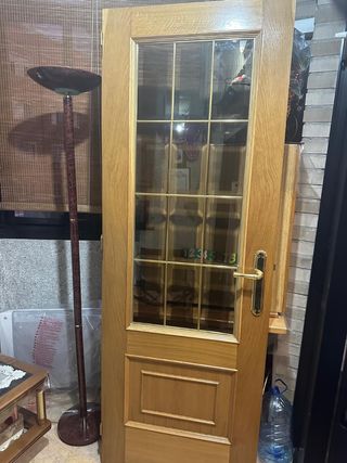 Puerta de salón de madera con cristal