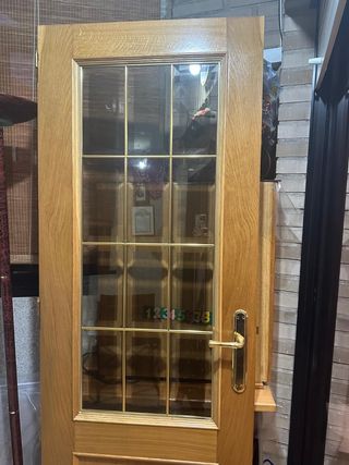 Puerta de salón de madera con cristal