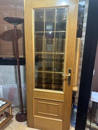 Puerta de salón de madera con cristal