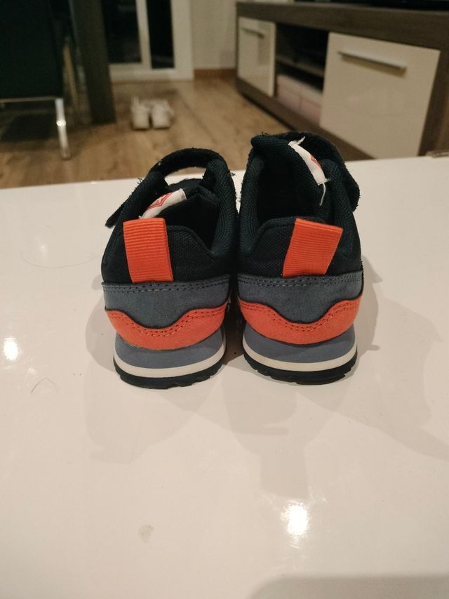 Zapatillas niño azul y coral
