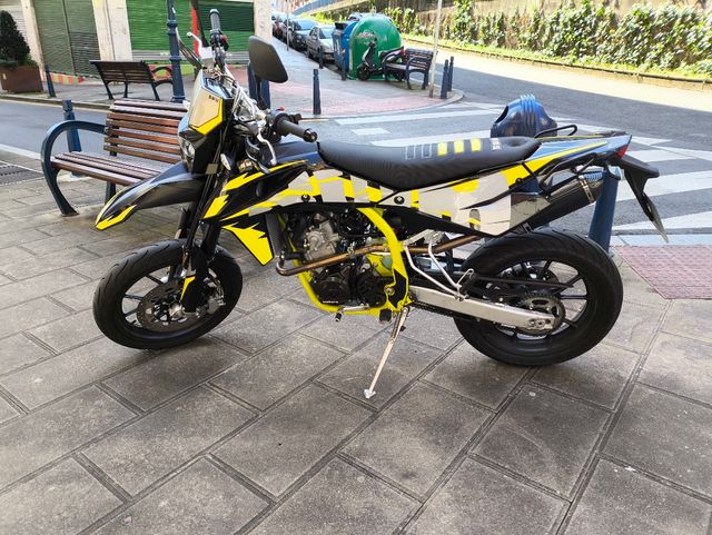 Supermotard Negra y Amarilla