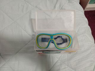 Gafas de natación azules y amarillas