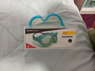 Gafas de natación azules y amarillas