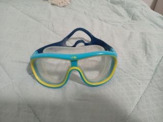 Gafas de natación azules y amarillas