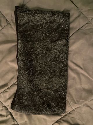 Top brillante plateado y negro