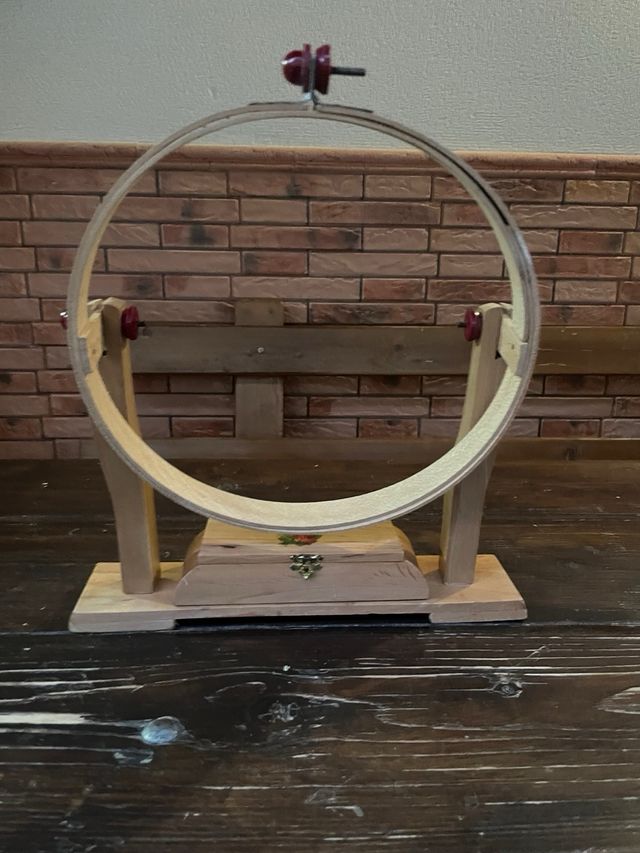 Bastidor de Bordar con Pie de Madera