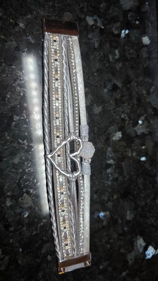 Pulsera multicapa con corazón plateado