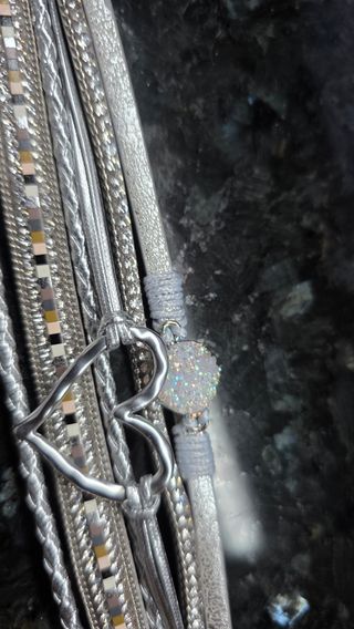 Pulsera multicapa con corazón plateado