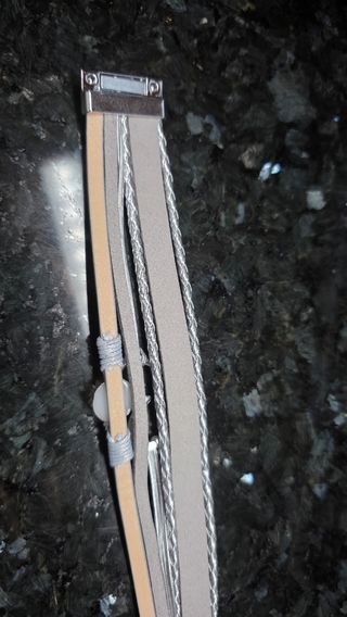 Pulsera multicapa con corazón plateado