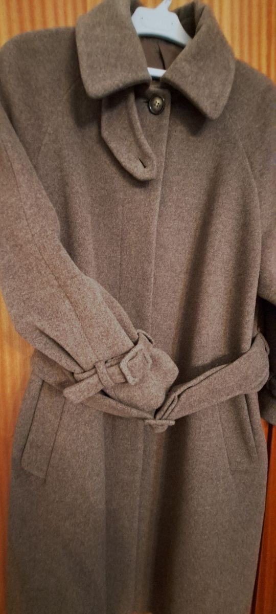 Abrigo de lana marrón, talla 42.