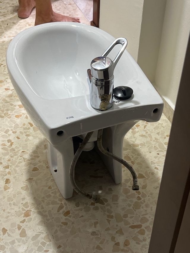 Bidé blanco de cerámica