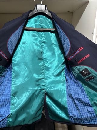 Traje de chaqueta azul oscuro