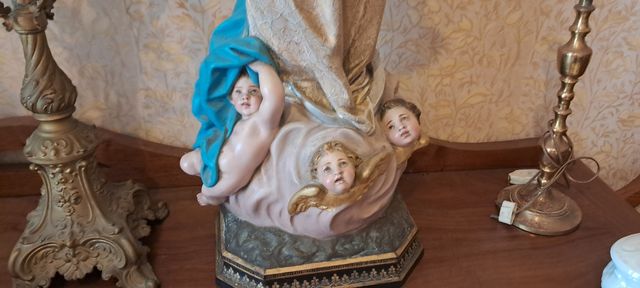 Antigua Virgen con ángeles