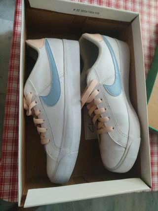 Zapatillas Nike Mujer Blancas , rosa y Azules