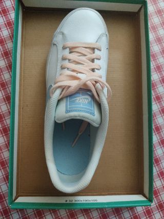 Zapatillas Nike Mujer Blancas , rosa y Azules
