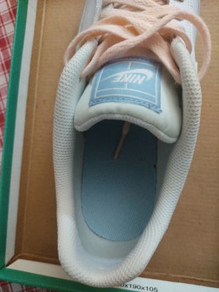 Zapatillas Nike Mujer Blancas , rosa y Azules