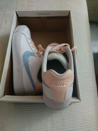 Zapatillas Nike Mujer Blancas , rosa y Azules