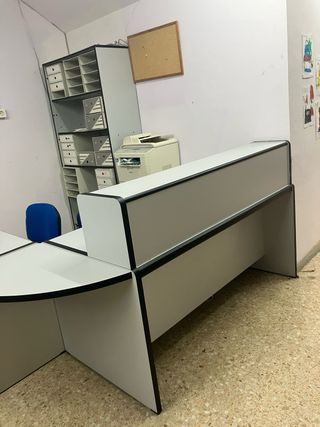 Conjunto despacho con mostrador esquinero.
