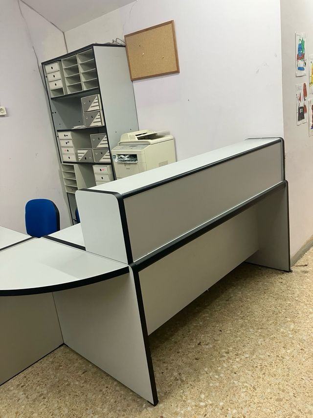 Conjunto despacho con mostrador esquinero.