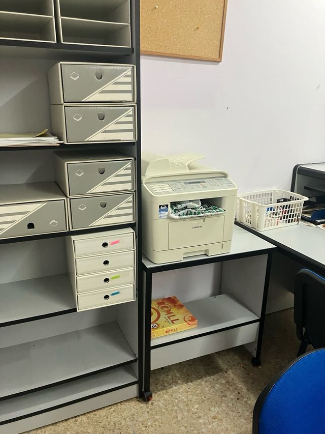 Conjunto despacho con mostrador esquinero.