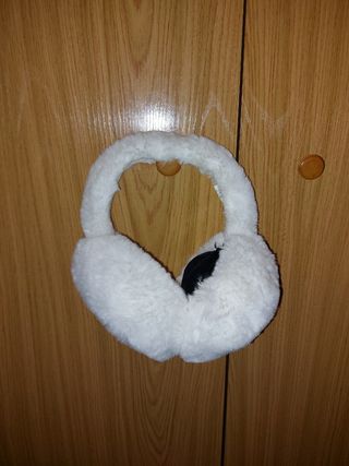 Orejeras de pelo blanco