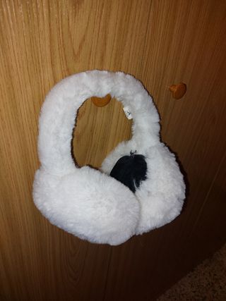 Orejeras de pelo blanco