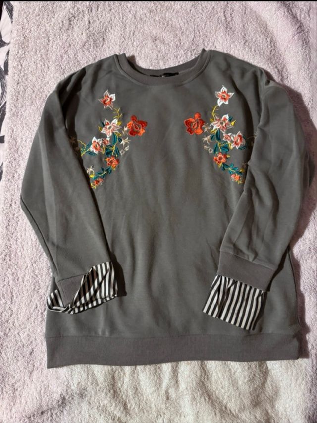Sudadera gris con bordado floral