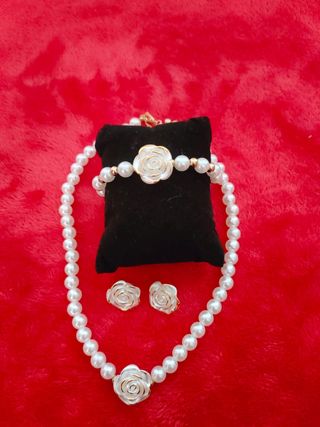Conjunto de Joyas Perlas y Rosas Doradas