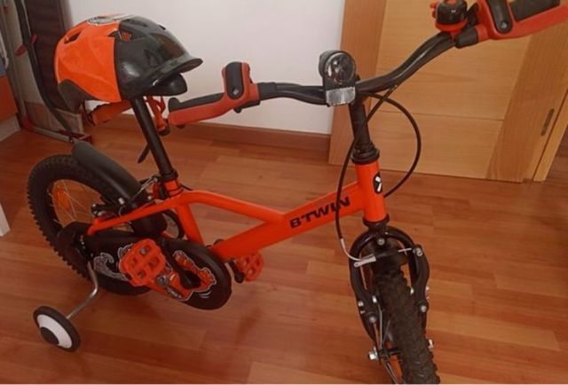 Bicicleta infantil 16 B'TWIN naranja.Casco y cesto