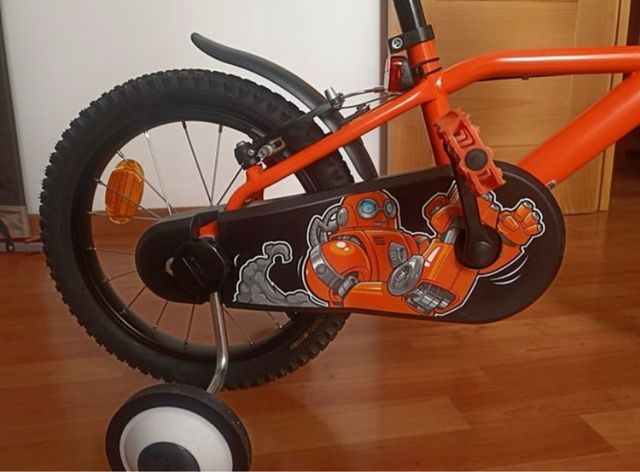 Bicicleta infantil 16 B'TWIN naranja.Casco y cesto