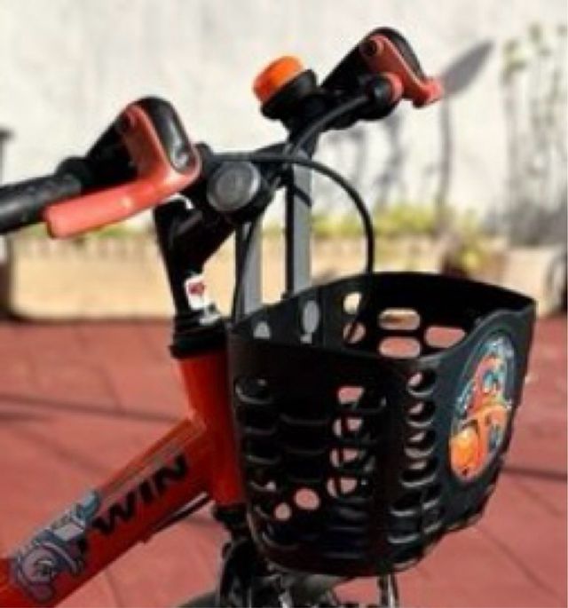 Bicicleta infantil 16 B'TWIN naranja.Casco y cesto