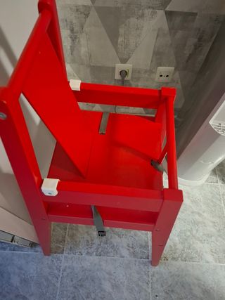 Trona de bebé roja de madera. Buenas condiciones