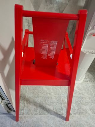 Trona de bebé roja de madera. Buenas condiciones