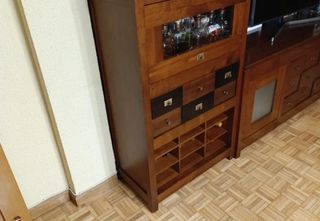 Mueble de salón madera y cristal. De pino