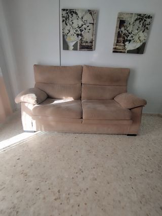 Sofá de 2 plazas beige casi nuevo