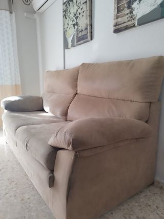 Sofá de 2 plazas beige casi nuevo