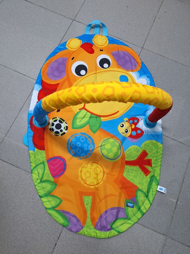 Gimnasio infantil con arco.