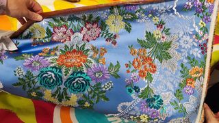 Tela de fallera azul con flores